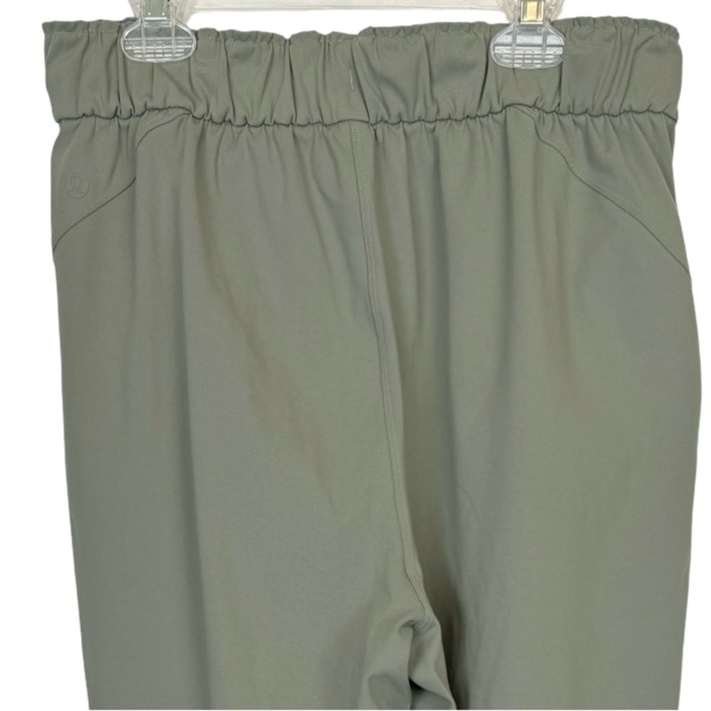 Lululemon On The Fly Pant *27"
Grey Sage Athleisure Travel Workout EUC Size 8 - Picture 8 of 10